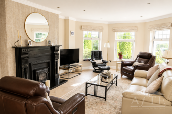 sitting room off dining area
