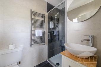 King bedroom ensuite