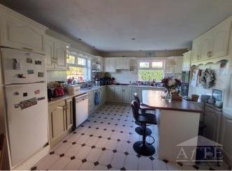 Fully equipped kitchen with breakfast bar